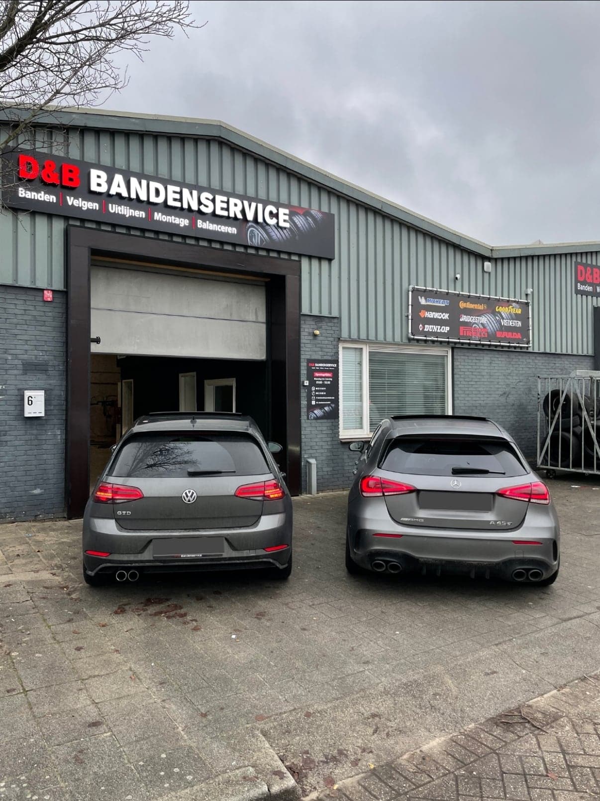 Twee klantauto's voor de werkplaats van D&B Bandenservice in Rotterdam