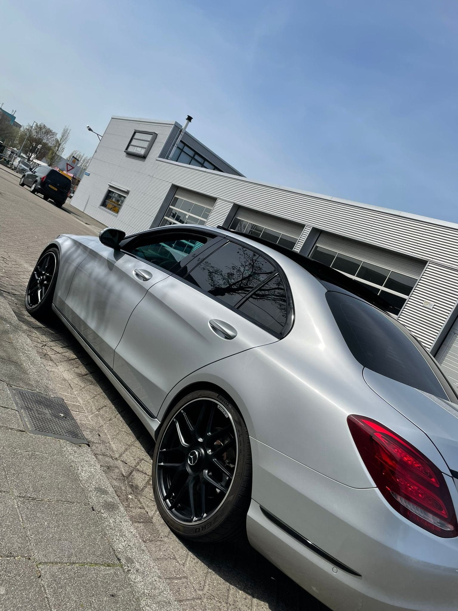 Zilvergrijze Mercedes C-klasse AMG met zwarte lichtmetalen velgen