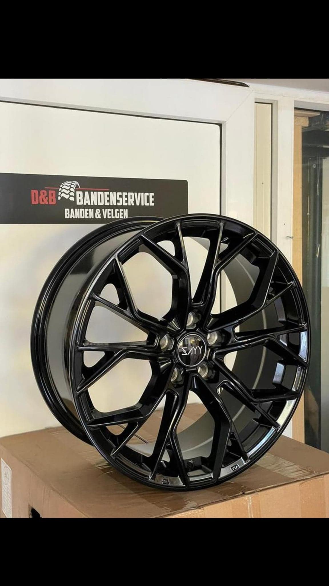 Nieuwe zwarte lichtmetalen velg met dubbele spaken bij D&B Bandenservice