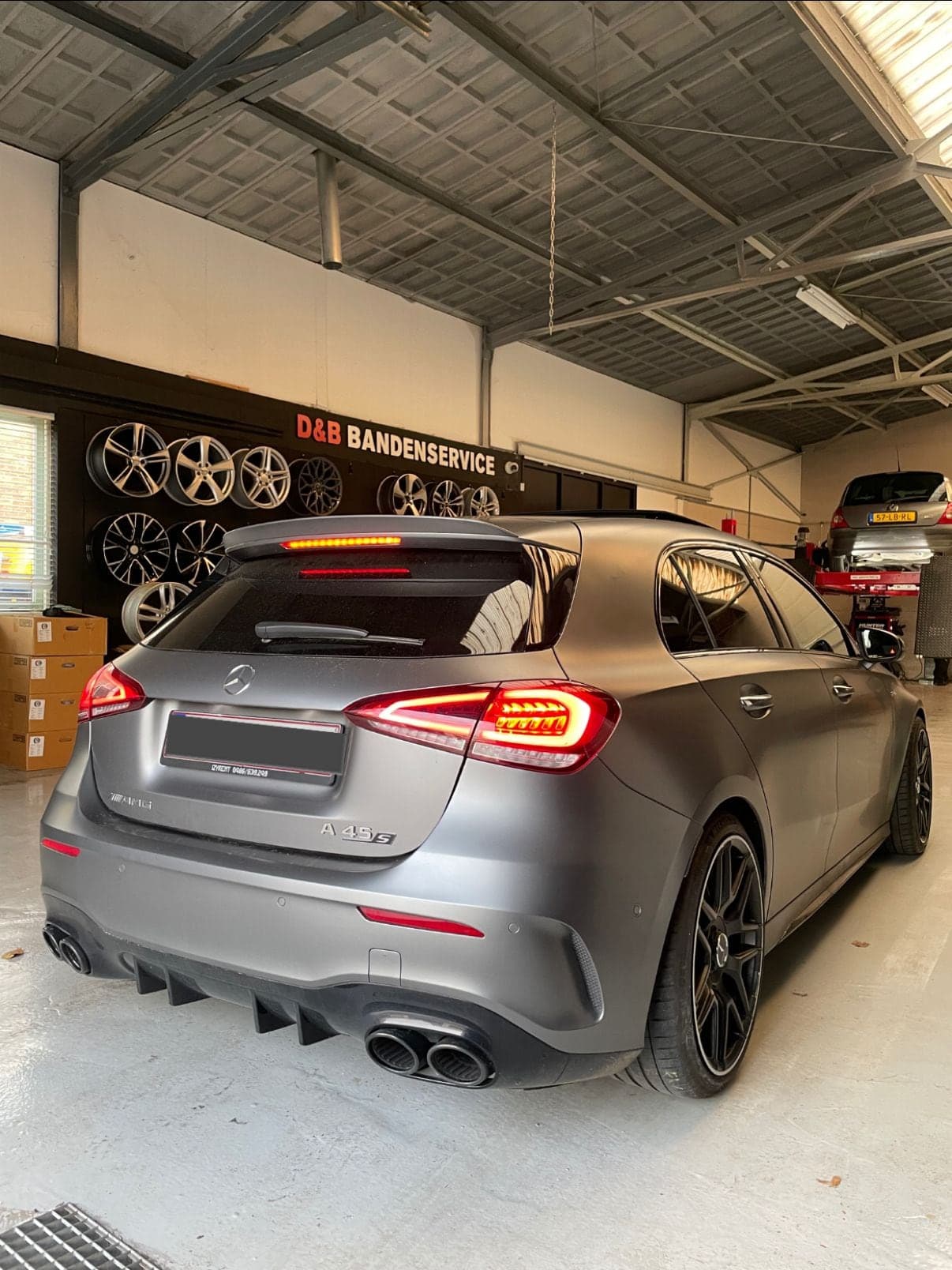 Zilvergrijze Mercedes A-klasse in de werkplaats voor de velgenwand