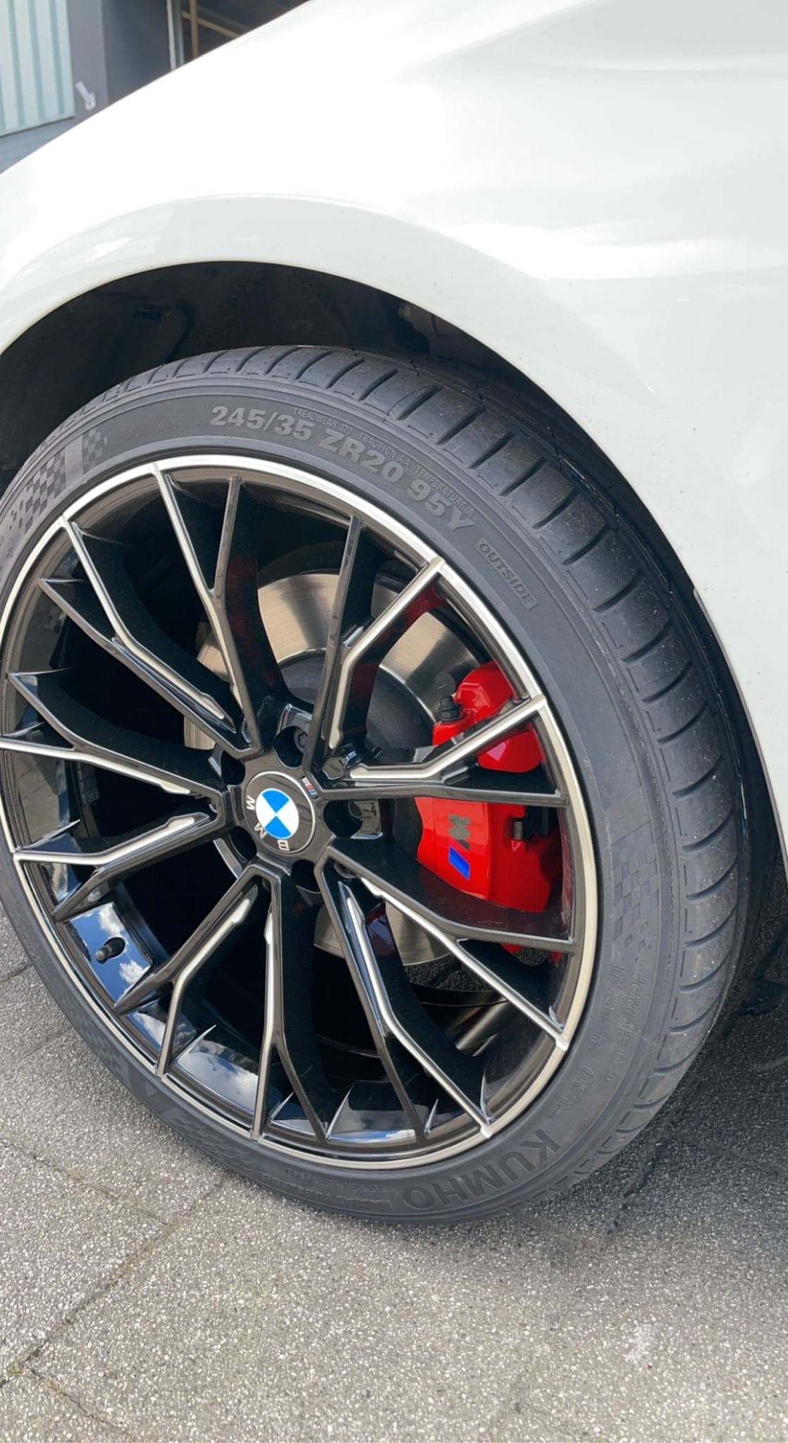 BMW M velg met rode remklauw, van dichtbij gefotografeerd