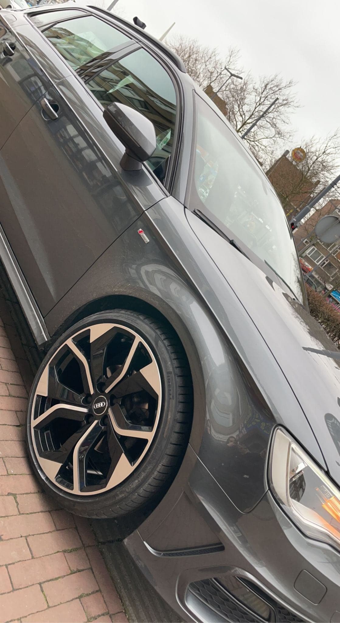 Lichtmetalen velg met meervoudige spaken op een grijze auto